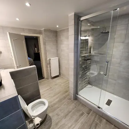 Отель Pitlane 3*